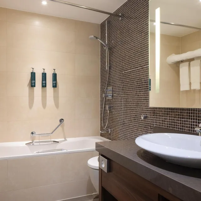جناح جونيور، Hilton Cambridge City Centre 5/6