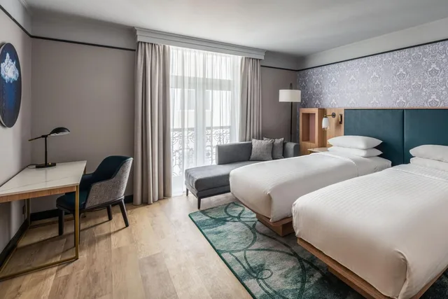 غرفة كلوب بسريرين منفصلين مع دخول صالة النادي، Brussels Marriott Hotel Grand Place 1/5