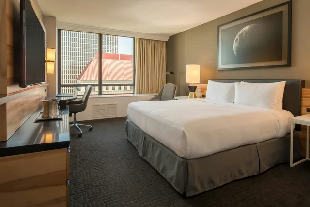 غرفة بسرير كينج بإطلالة على المدينة، Hilton Portland Downtown 1/2