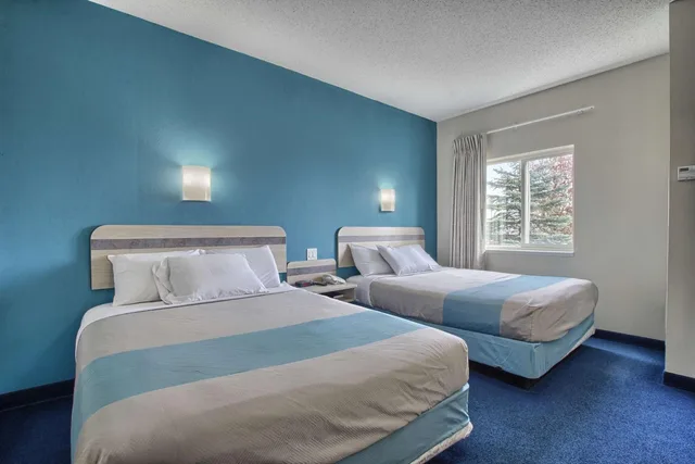غرفة ديلوكس بسرير كينج وسريرين كوين، Motel6 London, ON - Ontario 2/6