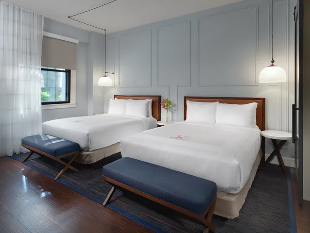 Meta, 2 Queen Beds، Axiom Hotel 1/2