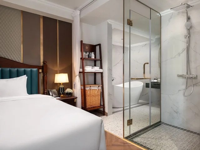 جناح سيغنتشر بسرير كينج بإطلالة على المدينة بشرفة، L'Signature Hotel & Spa 3/6