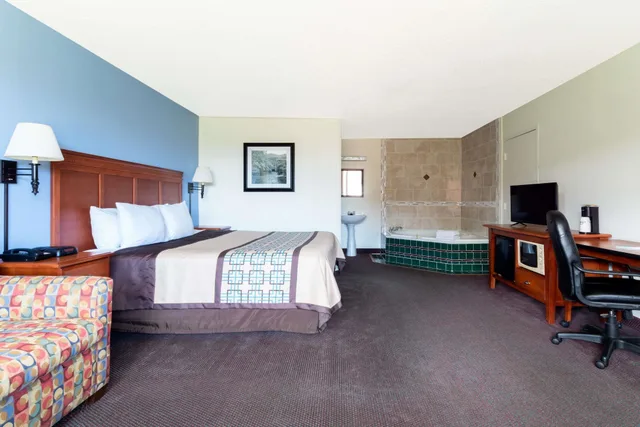 Upgrade, King Bed, Hot Tub، Days Inn by Wyndham Luray Shenandoah 10/10