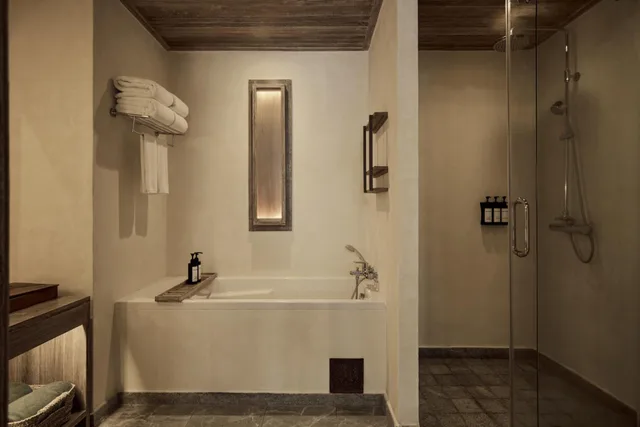 جناح بسريرين منفصلين وسرير كينج بإطلالة على الحديقة بغرفتي نوم، Dinso Resort 9/18
