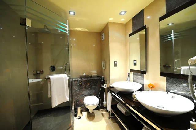 جناح تنفيذي بسرير كينج بإطلالة على الحديقة، Munyonyo Commonwealth Resort 5/6
