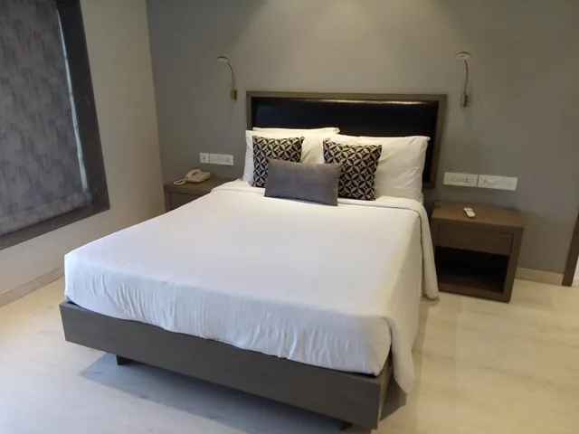 جناح غراند بسرير مزدوج، Sun N Sand Shirdi 1/1