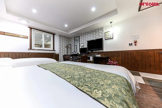 غرفة ديلوكس بسرير مزدوج وسرير فردي، Cheonan Business Hotel 1/4