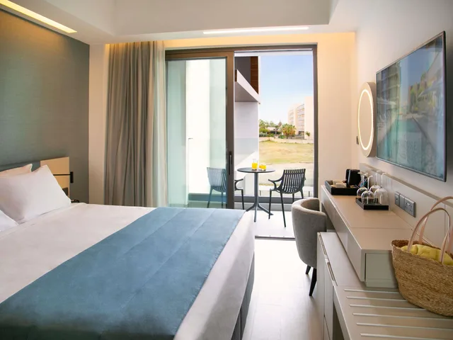 غرفة بسرير مزدوج بشرفة، Mercure Larnaca Beach Resort 3/8
