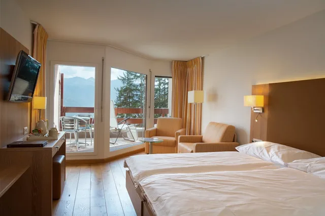 غرفة سوبيريور بسرير كوين بإطلالة على الجبل بشرفة، Helvetia Intergolf Hotel And Aparthotel 1/6