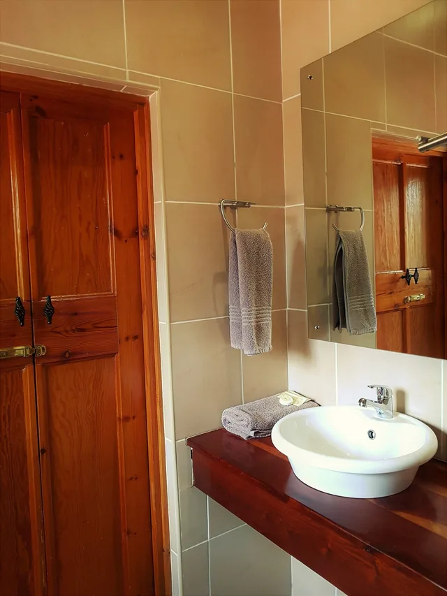 Room, Twin Beds, African Roots Guest House 4/4