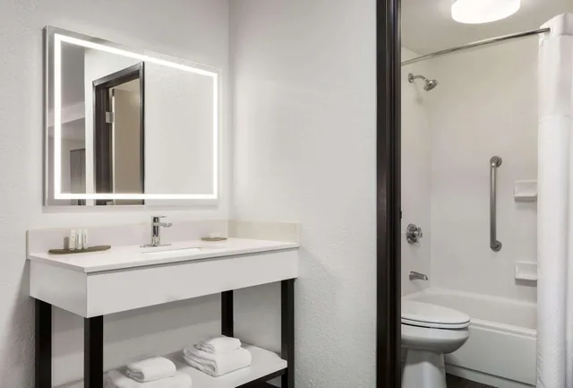 جناح ديلوكس بسرير كينج لذوي الإعاقة، La Quinta Inn & Suites by Wyndham Cleveland Airport West 3/5