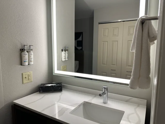 جناح بسرير كينج بغرفة نوم واحدة، Staybridge Suites Milwaukee West-Oconomowoc 5/6
