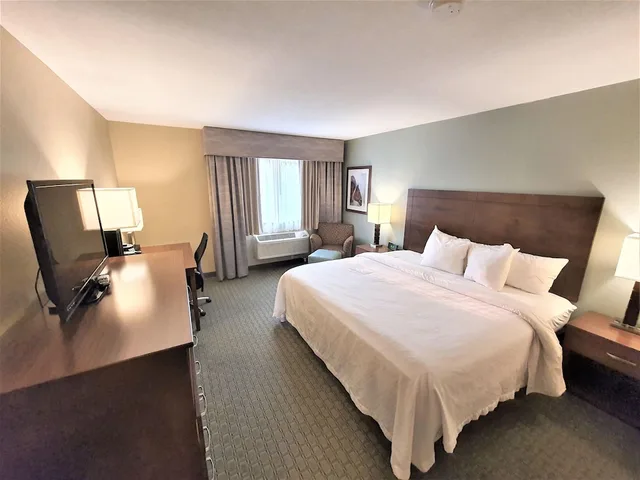 Standard, King Bed, AmeriVu Inn and Suites - Chisago City 3/5
