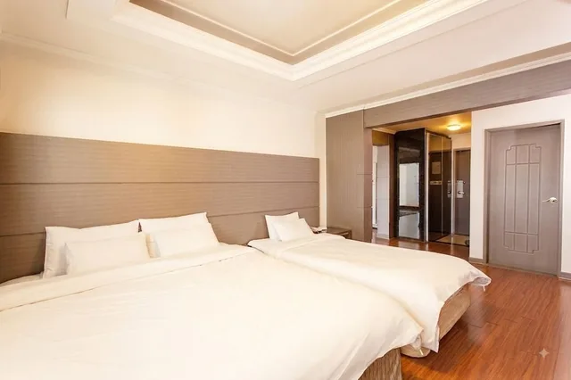 Condo, Royal, Suite, 1 Double and 1 Single Bed, 3 Futon Beds، Bay Resort Tongyeong 2/4