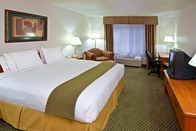 جناح بسرير كينج مع أريكة، Holiday Inn Express and Suites Logan an IHG Hotel 2/4