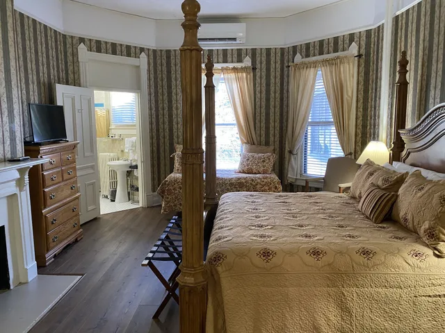 غرفة عائلية بسرير كينج وسرير فردي، 1898 Waverly Inn 2/7
