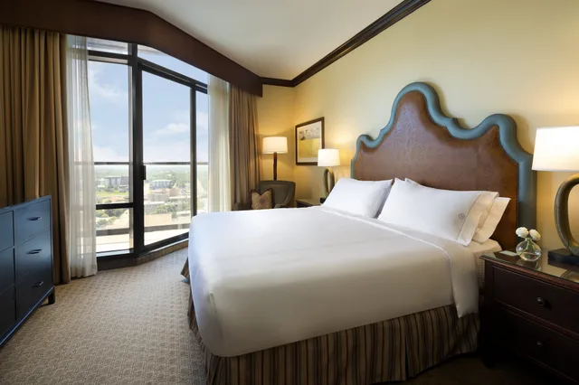 جناح تنفيذي بسرير كينج بشرفة بغرفة نوم واحدة، Omni Austin Hotel Downtown 3/10