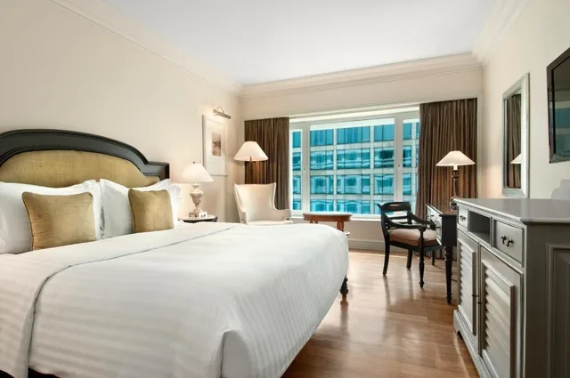 غرفة بسرير كينج بإطلالة على المسبح، Hilton Mumbai International Airport 1/4
