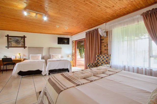 4 Rooms, Family, Queen and Twin Beds, Airport Game Lodge 3/10