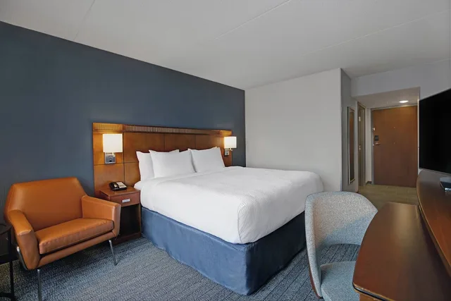 غرفة بسرير كينج، Courtyard Chicago Elmhurst/Oakbrook Area 3/10