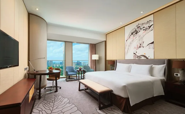 غرفة بريميوم بسرير كينج مع دخول صالة النادي في طابق مرتفع، Crowne Plaza Nanning City Center 1/8