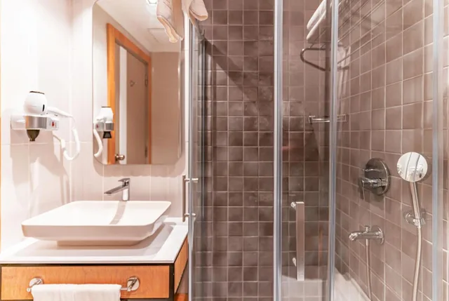 غرفة بسرير مزدوج بإطلالة على البحر بشرفة، Pearly Hotel & Spa 4/4