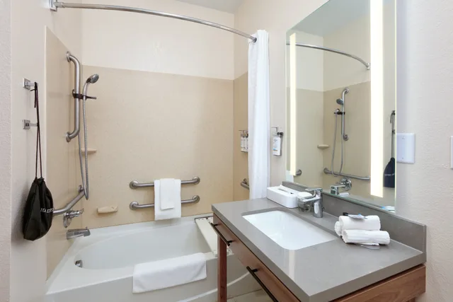 جناح استوديو بسرير كوين لذوي الإعاقة، Candlewood Suites Idaho Falls 2/3