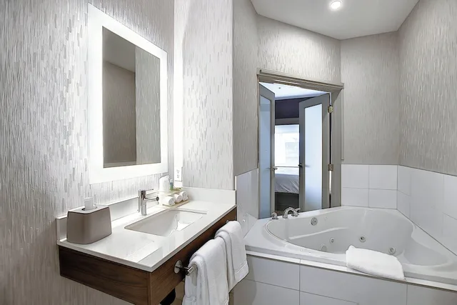 جناح بسرير كينج بغرفة نوم واحدة بحوض جاكوزي، Holiday Inn Express Hotel Suites Airport Calgary 3/5