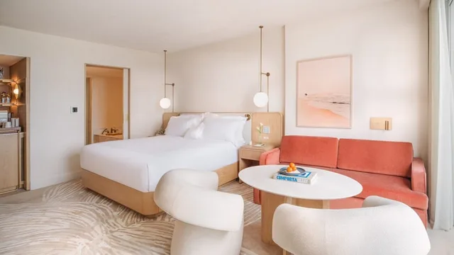 غرفة بسرير كينج بإطلالة جزئية على البحر مع أريكة، Beach Club at The Boca Raton 2/4
