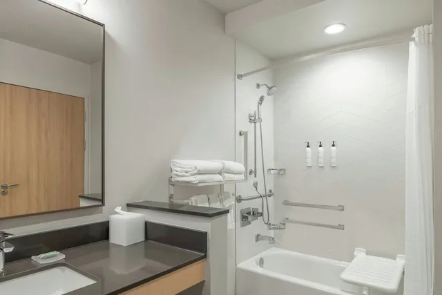 غرفة بسرير كينج، Fairfield by Marriott Inn & Suites Kansas City at The Legends 2/4