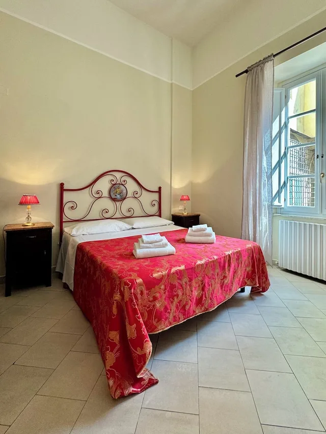 Room, Queen Bed, Lucca Charm 6/10