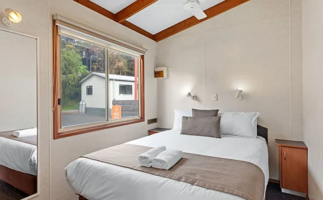 كابينة بسرير كوين وسريرين فرديين بغرفتي نوم، DISCOVERY PARKS GEELONG 2/3