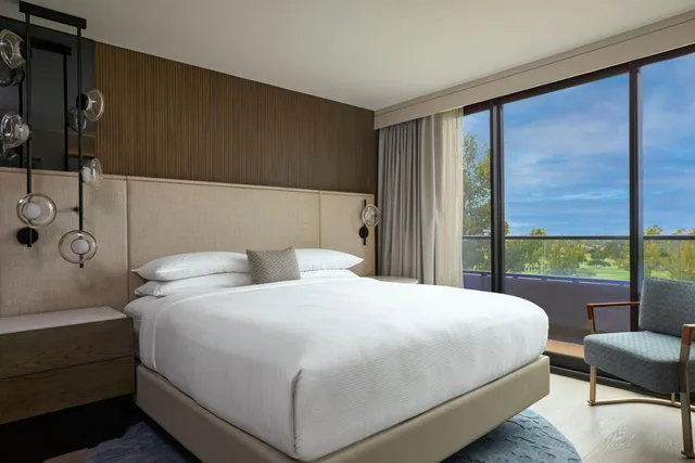 3 Bedrooms, Cosmopolitan, Retreat, Suite, 3 Queen Beds, Ocean View، VEA Newport Beach, A Marriott Resort & Spa 1/2
