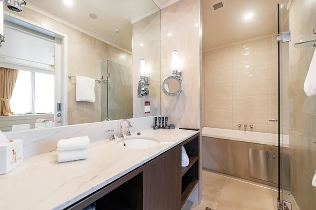 جناح فاخر بسرير كينج بحوض جاكوزي، BURKE & WILLS HOTEL 1/1
