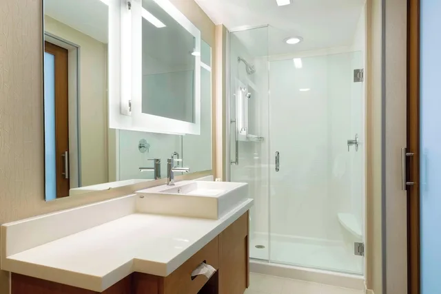 جناح بسريرين كوين بإطلالة على المسبح بشرفة مع أريكة، SpringHill Suites Orange Beach at The Wharf 7/8