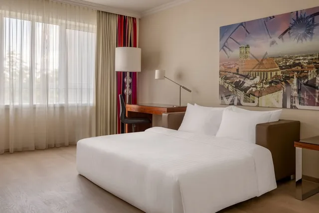 جناح جونيور بسرير كينج بغرفة نوم واحدة مع أريكة، Munich Marriott Hotel 1/6