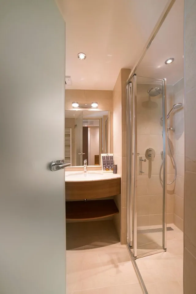 غرفة بسرير كوين، Lotus Them Spa Luxury Resort 2/2