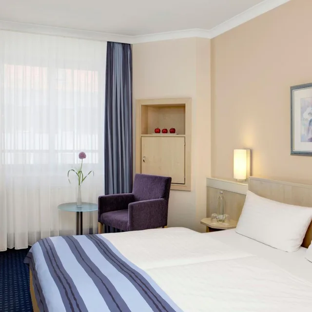 غرفة كومفورت بسرير كينج، Hotel Nurnberg city center by Leonardo Hotels 1/6