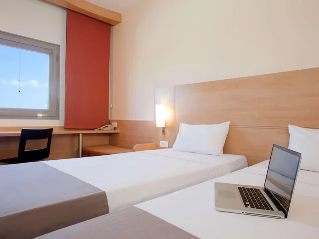 غرفة قياسية بسريرين منفصلين، Ibis Bursa 2/3