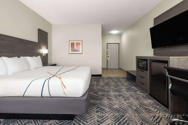 غرفة تنفيذية بسرير كينج، La Quinta Inn & Suites by Wyndham Tulsa Airpt / Expo Square 2/6
