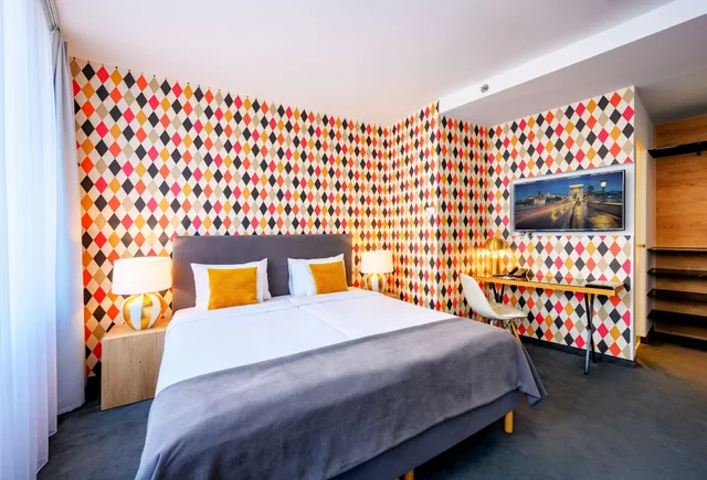 غرفة سوبيريور بسرير كوين مع أريكة، ROOMbach Hotel Budapest Center 1/3
