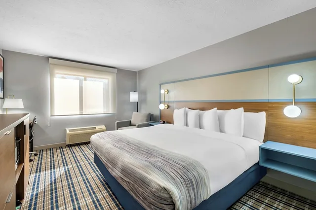 غرفة بسرير كينج، AmericInn by Wyndham Delafield 1/10