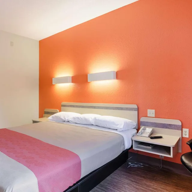 1 King Bed Mobility Access Ri Shwr Nsmk، Motel6 Bristol, VA 10/10
