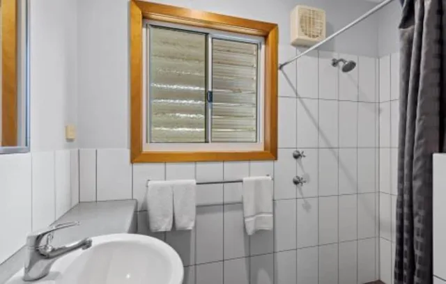 2 Bedrooms, Superior, Cabin, Queen and Twin Beds, Pet Friendly, Discovery Parks Katherine 2/3