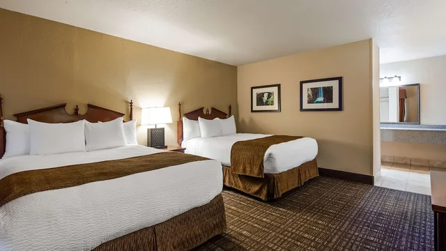 غرفة قياسية بسريرين كوين، Best Western Lakewood 1/4