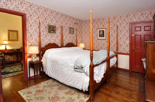 Lincoln, Deluxe, King Bed, Woods View, Private Bathroom، Duling Kurtz House and Country In 2/3