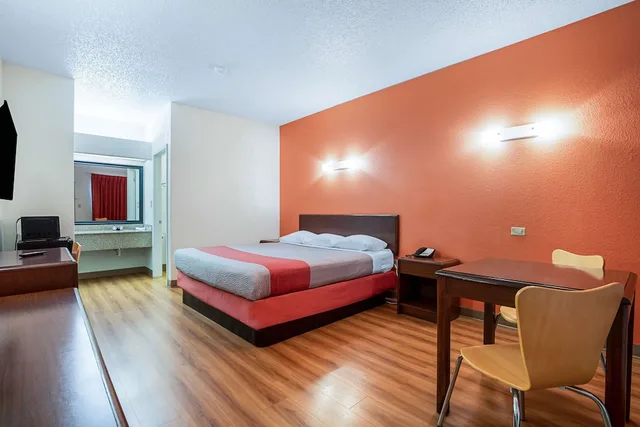 Deluxe, King Bed, Sofa, Accessible, Motel6 Covington, TN 2/4