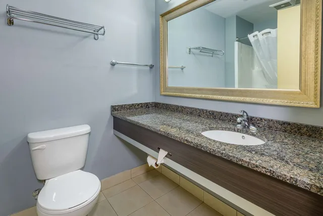 غرفة بسرير كينج، Quality Inn & Suites Victoriaville 5/7