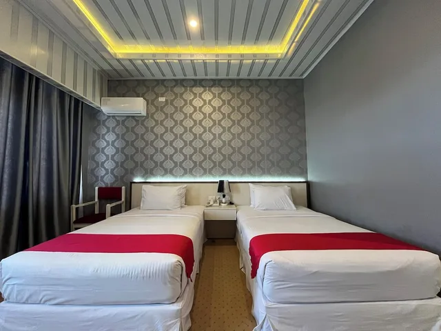 غرفة ديلوكس بسريرين منفصلين، Grand Tamaro Hotel Parapat 2/8