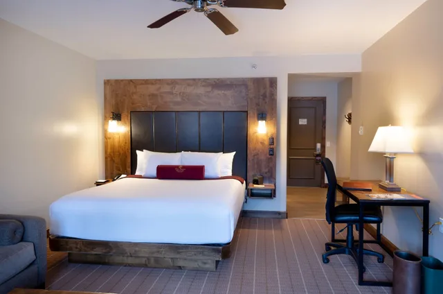 Sunset, King Bed, with View, The Peaks Resort And Spa 2/4